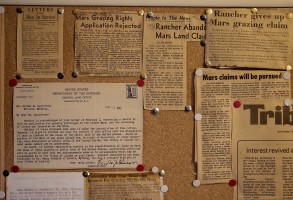 Clippings and a letter from 1946, articles from 1976 after the Viking landings on Mars.
